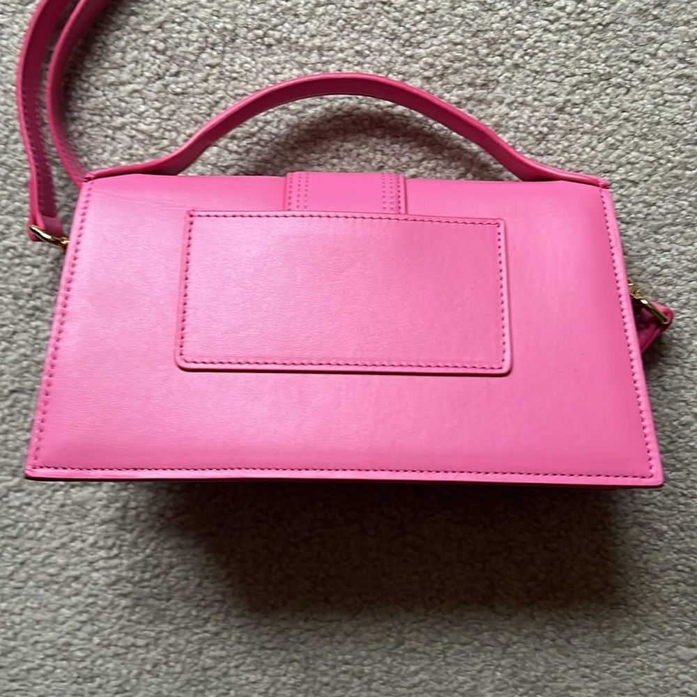 Handbag with adjustable crossbody strap

- Small handle
- Removable strap - Picture 4 of 6